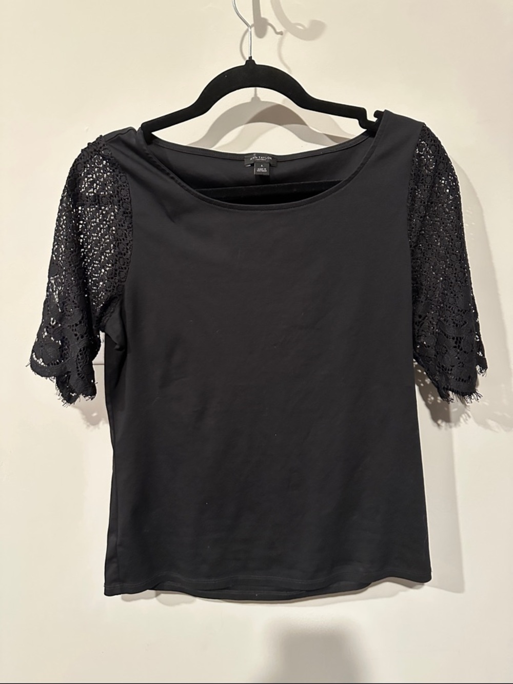 🔥 3/$10 BUNDLE DEAL! 🔥Ann Taylor Factory Black Short-Sleeve Top w/ Lace Sleeves